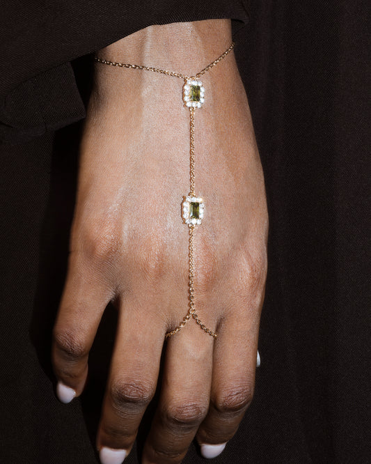 Carré Hand Chain in Peridot Green