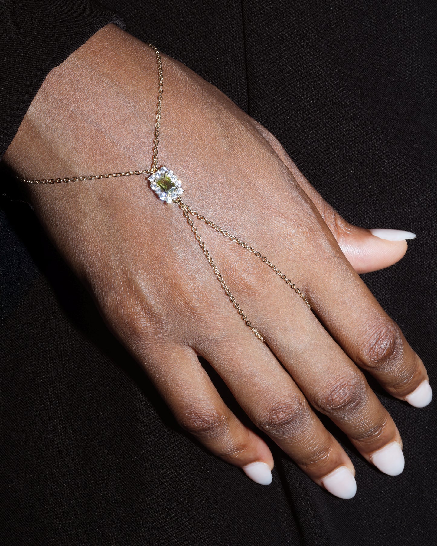Carré V-Line Hand Chain in Peridot Green