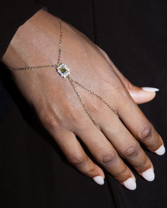 Carré V-Line Hand Chain in Peridot Green